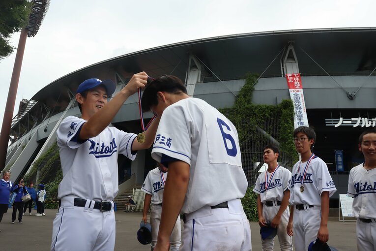 土浦一戦後、３年生に記念メダルを渡す柴田監督　©Yuki Kashimoto
