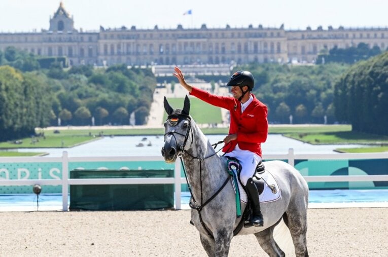 パリ五輪の馬術競技が行われたヴェルサイユ宮殿アリーナ。写真は障害飛越個人で金メダルを獲得したドイツのクリスティアン・ククク ／ photograph by Getty Images