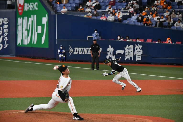 2020年日本シリーズで盗塁を仕掛ける周東　©Hideki Sugiyama