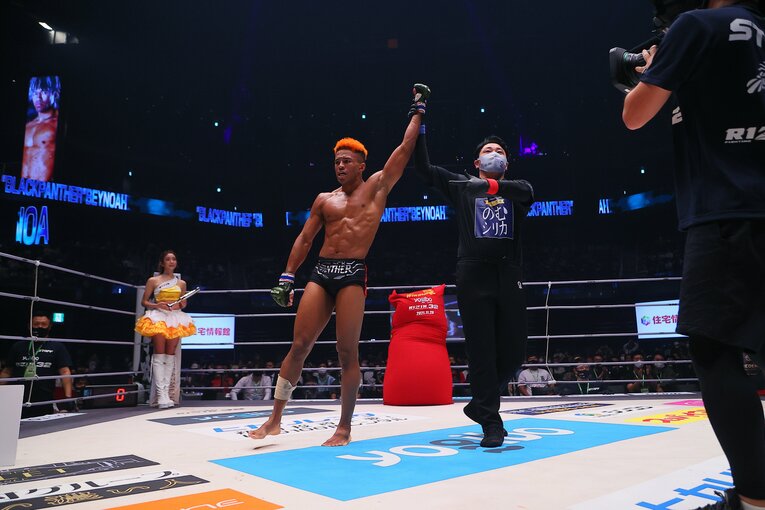 右フックの「一撃」で逆転KOを決め、勝ち名乗りをあげるベイノア　©RIZIN FF