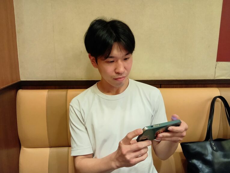 試合映像を見ながら解説する黒田雅之さん　©Masanori Moriai