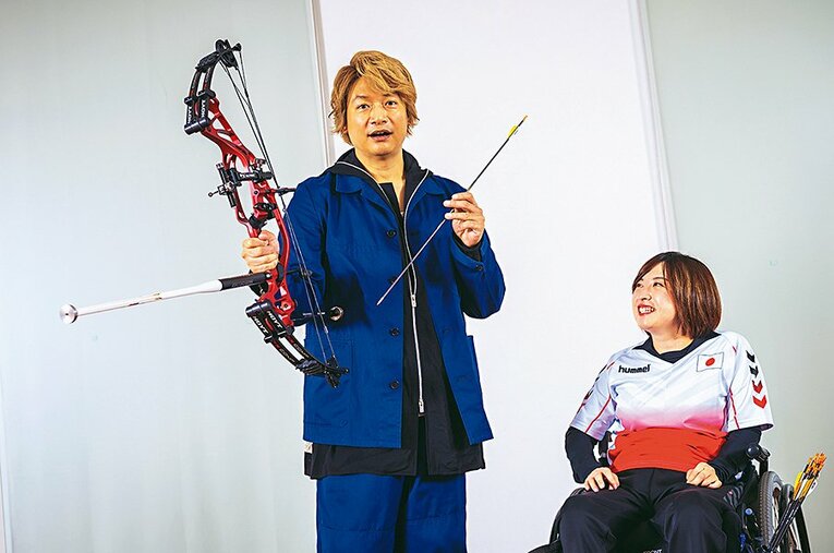 半日以上、床で絵を描き続けるという香取（左）のエピソードを聞いた岡崎は「アーチェリーに向いてますよ」と笑った ／ photograph by Takuya Sugiyama