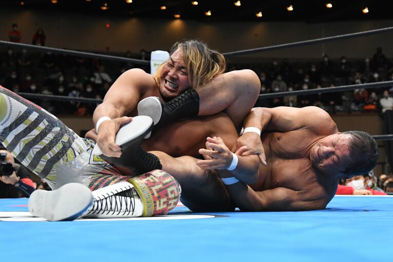 必死の形相で寝技の攻防を繰り広げる両者