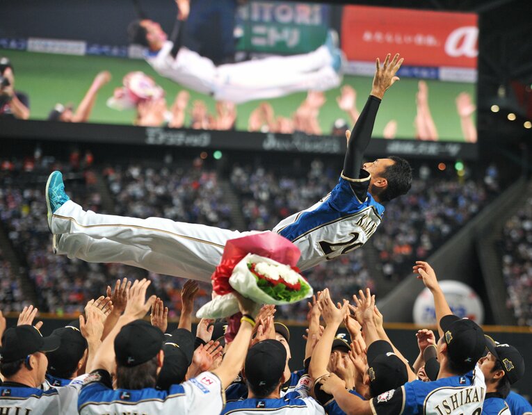 引退セレモニー後、胴上げされる木佐貫　©JIJI PRESS