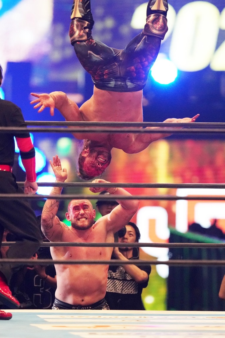 場外のゲイブ・キッドにロープ越しのダイブを放つケニー・オメガ　©Essei Hara