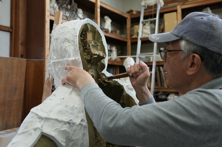 頭部の粘土が削られていく様子