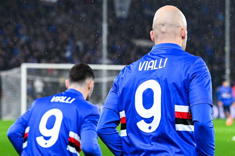 1月8日のナポリ戦でサンプドリアイレブンは「VIALLI 9」のユニフォーム姿で入場した　©Getty Images