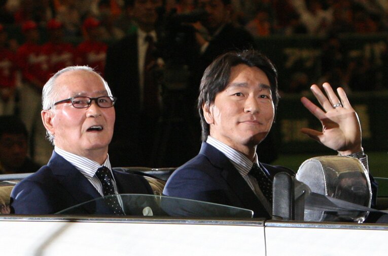 2013年、国民栄誉賞を授与された長嶋茂雄と松井秀喜 ©JIJI PRESS