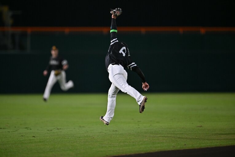 日本シリーズ第3戦でスーパーキャッチをみせたソフトバンク今宮健太　©️Hideki Sugiyama