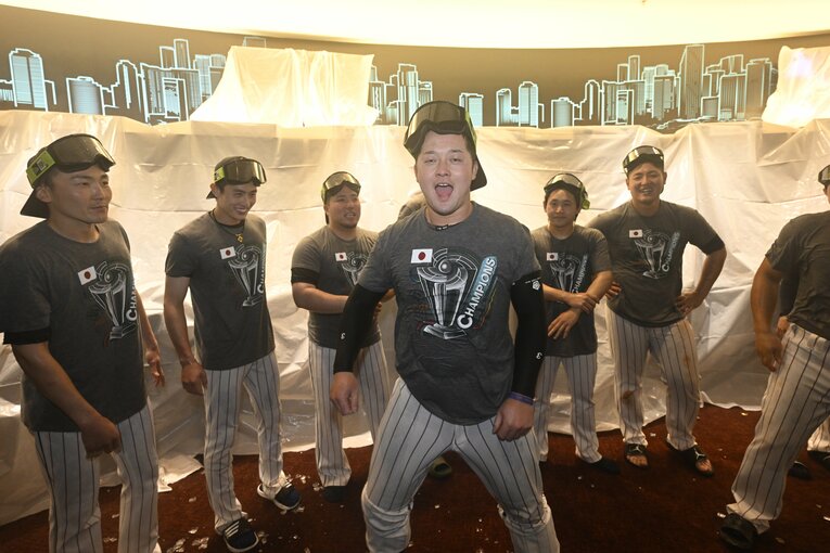 話題となった牧秀悟の謎のダンス　代表撮影　