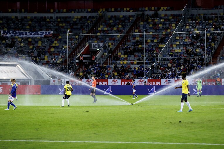 エクアドル戦のスプリンクラ―　©Kiichi Matsumoto