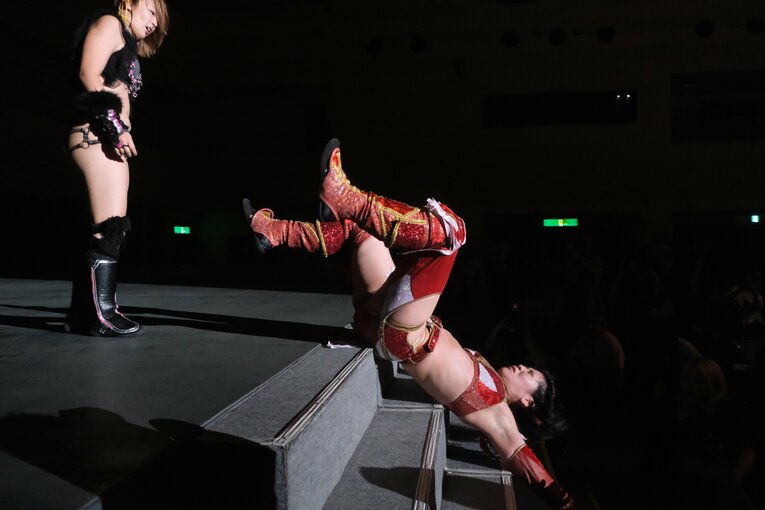 階段上から桜井が林下を蹴り落す　©Norihiro Hashimoto