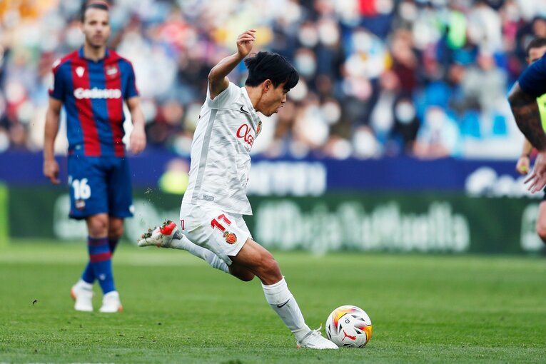 敵地の少年ファンから「KUBO！」と声が飛ぶ人気の中… 久保建英が“万全でなくても”フル出場で頼られた理由〈撮影者の視点〉(29)