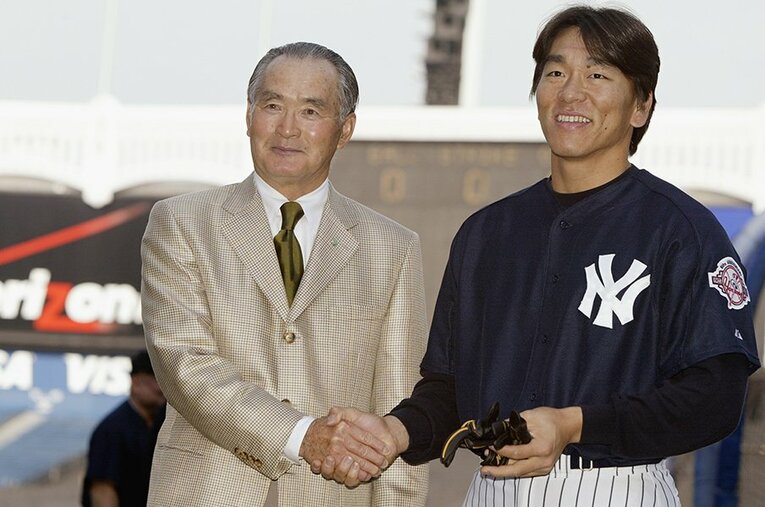 2003年、ヤンキース松井秀喜と握手する長嶋茂雄。もし彼がドジャースに電撃トレードとなっていたら、日米の野球史は大きく変わっていたのだろう ／ photograph by Al Bello/Getty Images