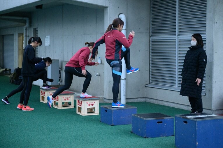 兒玉（中央）ら選手を指導する信岡コーチ（一番右）©Asami Enomoto