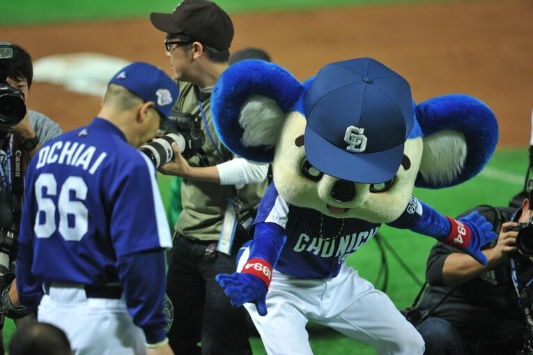 落合監督には頭が上がらなかったドアラ　©Hideki Sugiyama