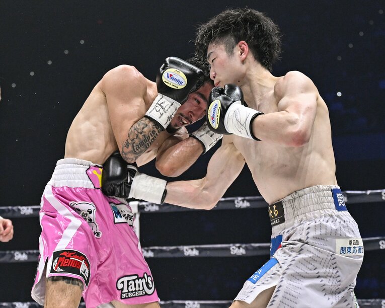 寺地拳四朗の強烈なボディに苦悶の表情を浮かべるオラスクアガ　©Hiroaki Yamaguchi