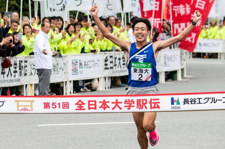 昨年は、東海大“黄金トリオ”の1人・名取燎太が青学大の飯田貴之を抜き去り、優勝を決めた　©Nanae Suzuki