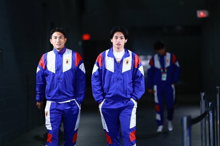 試合前の芝生チェックも一緒の上田綺世と渡辺剛　©JFA/AFLO
