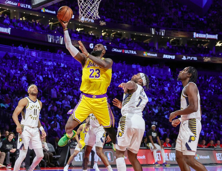 インシーズン・トーナメン決勝で躍動するレブロン・ジェームズ。12月30日で39歳となる　©︎Getty Images