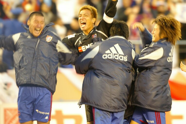 GK土肥洋一を中心に歓喜の輪が広がった　©J.LEAGUE