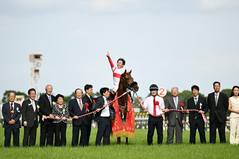 日本ダービーを制したダノンデサイルの口取り式　©Keiji Ishikawa