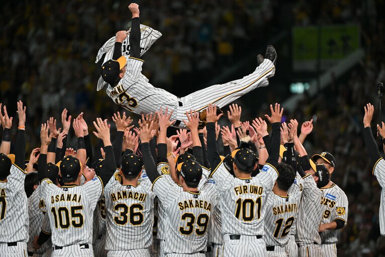 天に拳を突き上げる岩崎　©Hideki Sugiyama