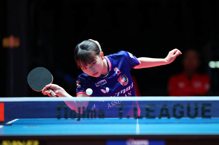 Tリーグ九州カリーナでプレーする小林りんご（青学大3年）【スワイプするとそのほかの写真もご覧になれます】　©AFLO