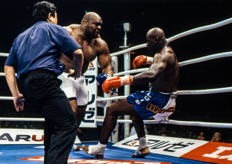 フルパワーで打ち下ろされるサップのパンチにホーストがよろめく