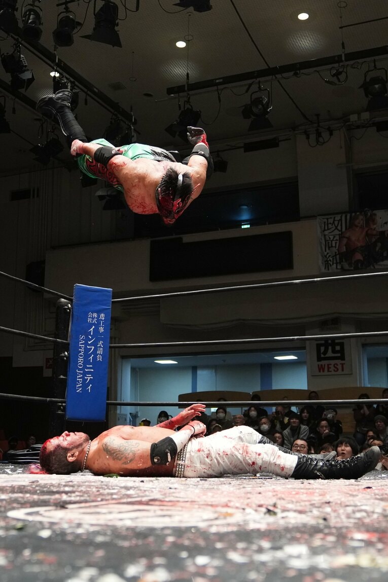 コーナーからスワントーンボムを発射するビオレント・ジャック　©Masashi Hara