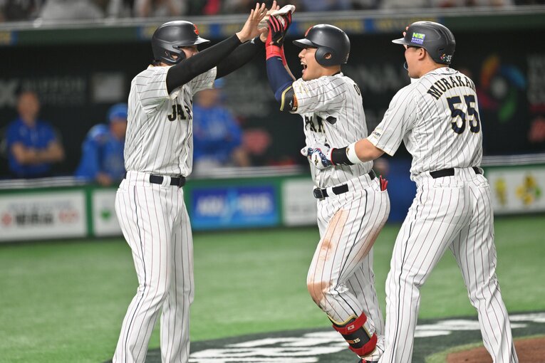 3ランの岡本を大谷と村上が祝福の瞬間（2/5)　©Naoya Sanuki