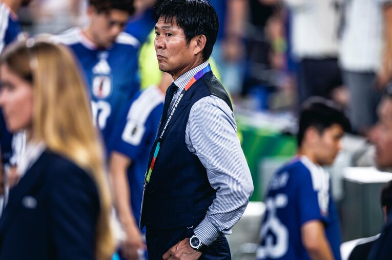 ジャケットを脱ぎ、ベンチで指示を送る森保監督。盟友でもある元日本代表・岩本輝雄はある“勝利の法則”を見つけた ／ photograph by Kiichi Matsumoto/JMPA