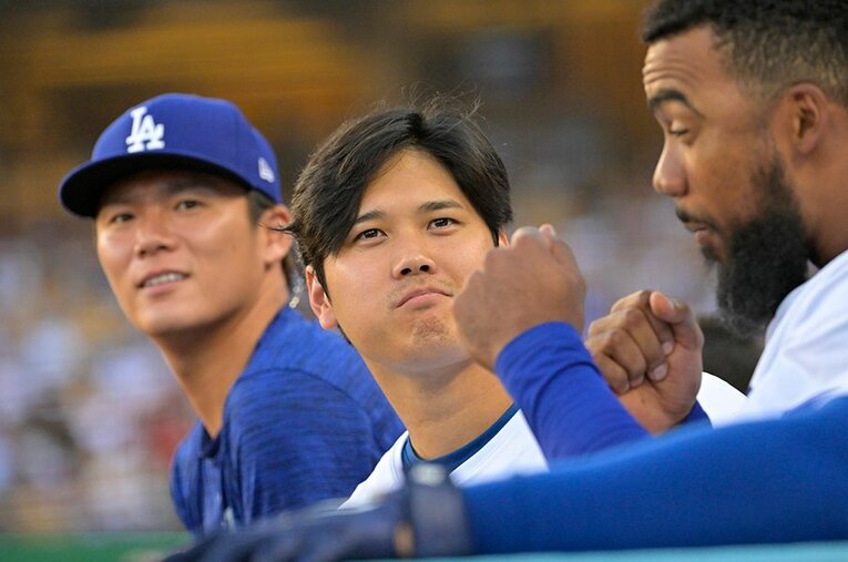テオスカー・ヘルナンデスとのトークに楽しそうな大谷翔平と山本由伸 ／ photograph by Jayne Kamin-Oncea/Getty Images