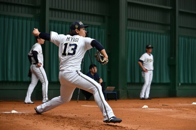 投球練習する宮城　©︎Hideki Sugiyama