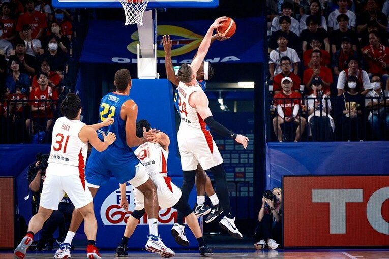 獅子奮迅の活躍を見せたホーキンソン　©FIBA