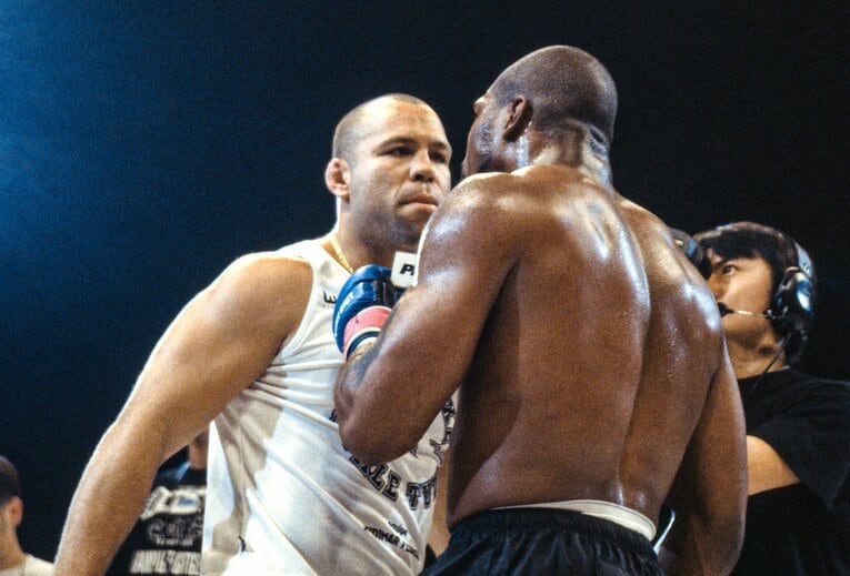 怒りの形相でジャクソンに詰め寄るシウバ　©Susumu Nagao