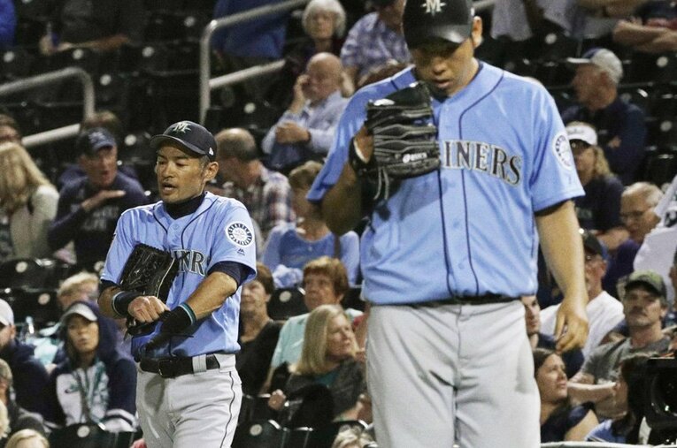 3月7日（日本時間8日）のオープン戦、対レッズ戦で先発したマリナーズの菊池雄星とイチロー。 ／ photograph by Kyodo News