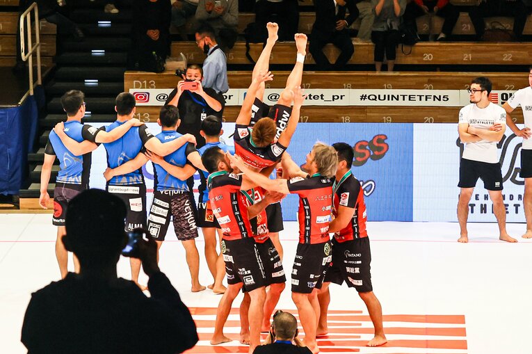 所英男を胴上げするチームの面々　©Susumu Nagao