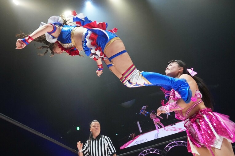 渡辺未詩にミサイルキックをぶち込む荒井優希　©Essei Hara