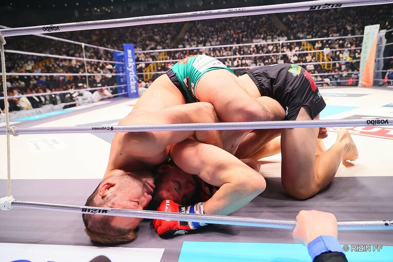 準決勝　扇久保博正vs井上直樹　©RIZIN FF