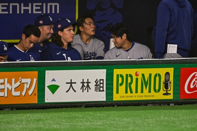 開幕戦シリーズ。楽しそうなドジャースベンチ。バーンズと話す大谷　©Nanae Suzuki
