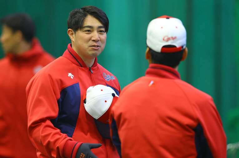 春季キャンプでの野村コーチ。まだ36歳だけあって、現役選手のように若々しい ／ photograph by Sankei Shimbun
