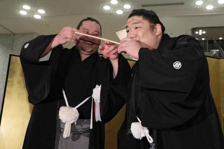 尊富士を祝福する照ノ富士。千秋楽出場のウラには“横綱の金言”があった　©JIJI PRESS