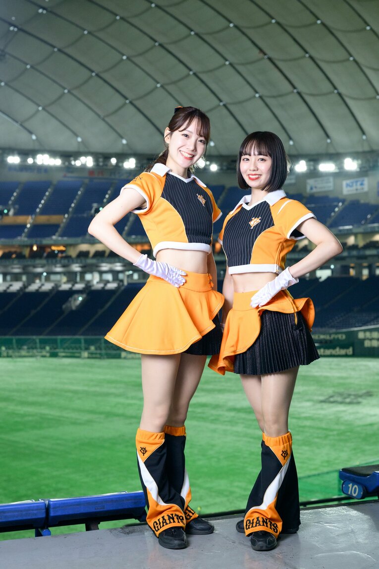 巨人の公式マスコットガール「VENUS」で活躍中の大倉かりんさんと高坂咲舞さん　©Miki Fukano