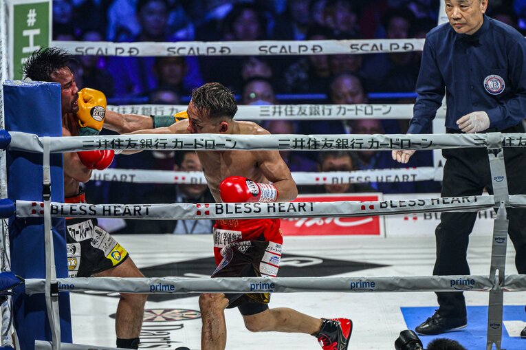 堤聖也vs.比嘉大吾。2月24日、有明アリーナ　©Takuya Sugiyama