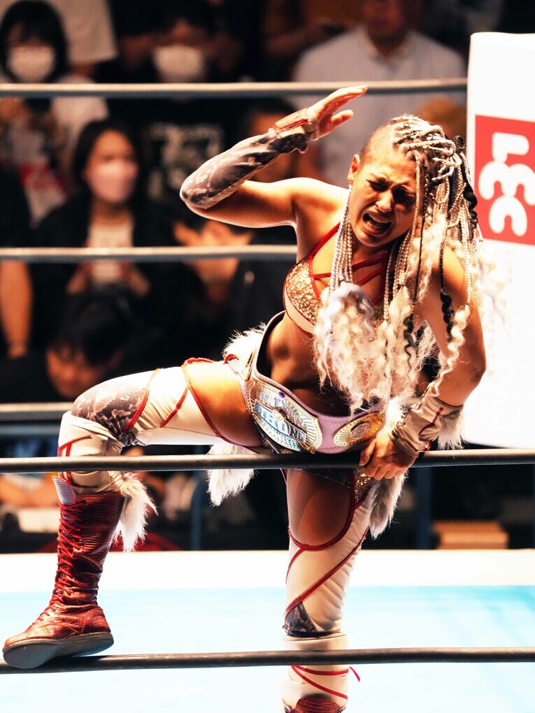 STRONG女子王座のベルトを巻いて歓喜するジュリア。7月5日、後楽園ホール　©Essei Hara