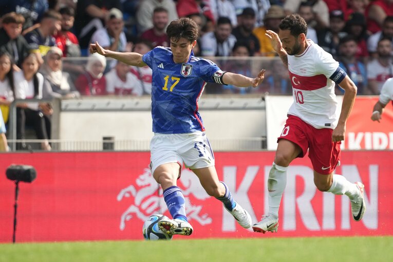 田中碧とハカン・チャルハノール　©Masashi Hara