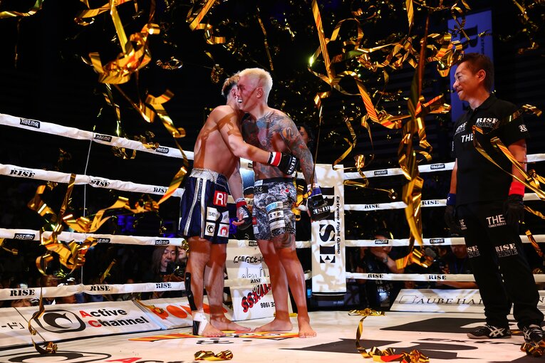 試合後、互いの健闘を称え合う両者　©RISE/Chiyo Yamamoto