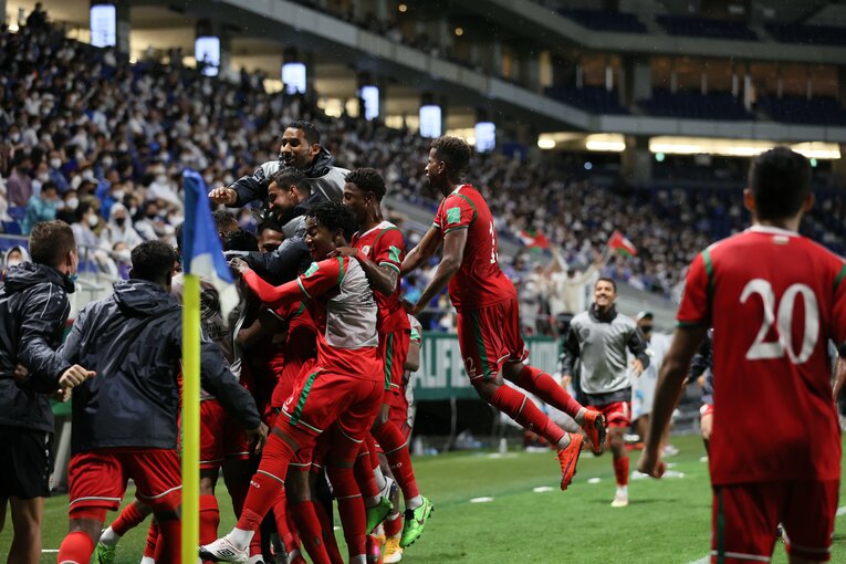 得点を喜ぶオマーンの選手たち　©Kaoru Watanabe/JMPA