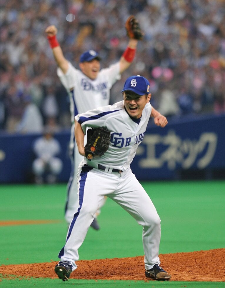 2007年の日本シリーズ。「完全継投」を完成させてガッツポーズする岩瀬　©︎JIJI PRESS